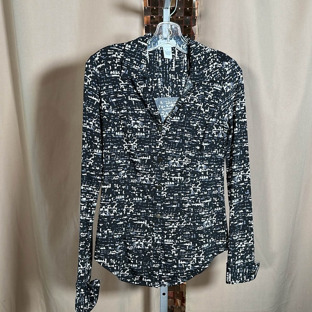 Carmen Marc Valvo Black White Grey Abstract Print Blouse Metal Button P2P 17-18”
